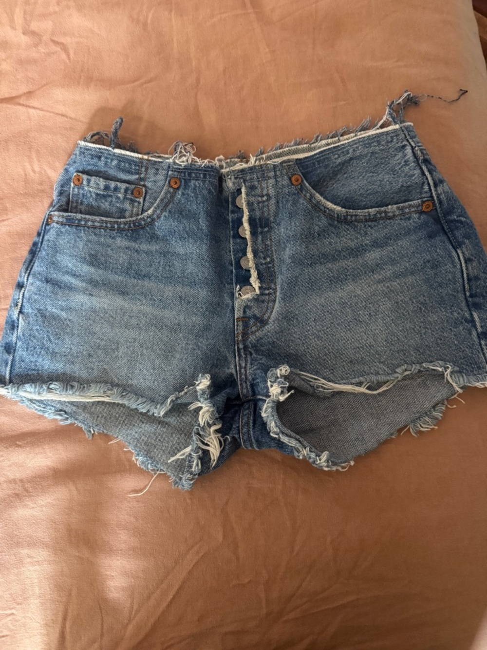 Warn in cut off High-Waist Distressed Denim Shorts - Blue
